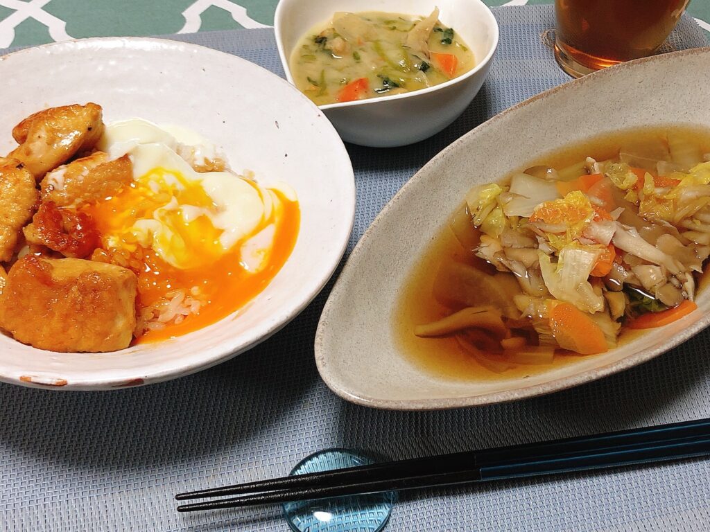 ヨシケイカットミールの焼き鳥丼と野菜スープ