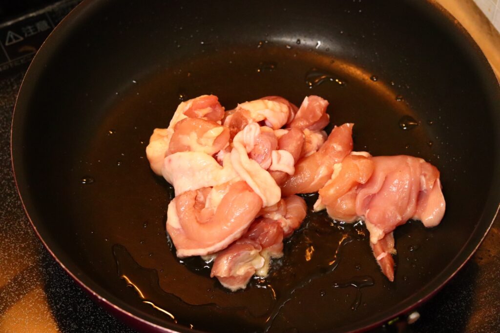ミールキットの鶏肉をフライパンで炒めている写真