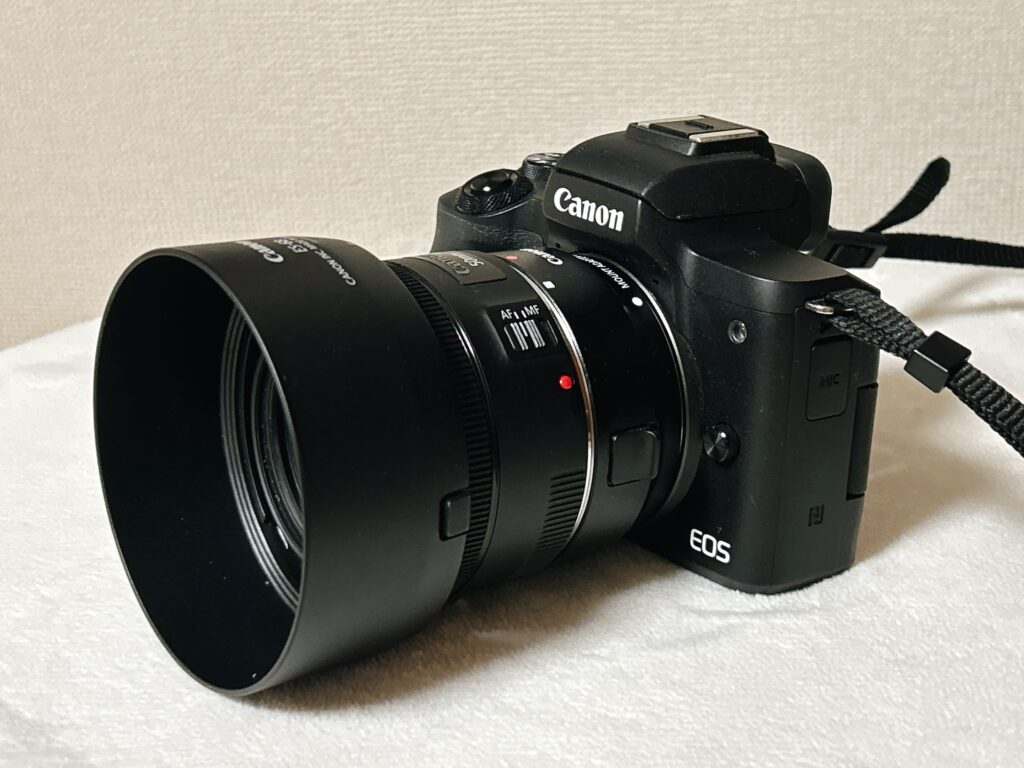 Canon EF50mm/F1.8 STMを付けたEOS Kiss M